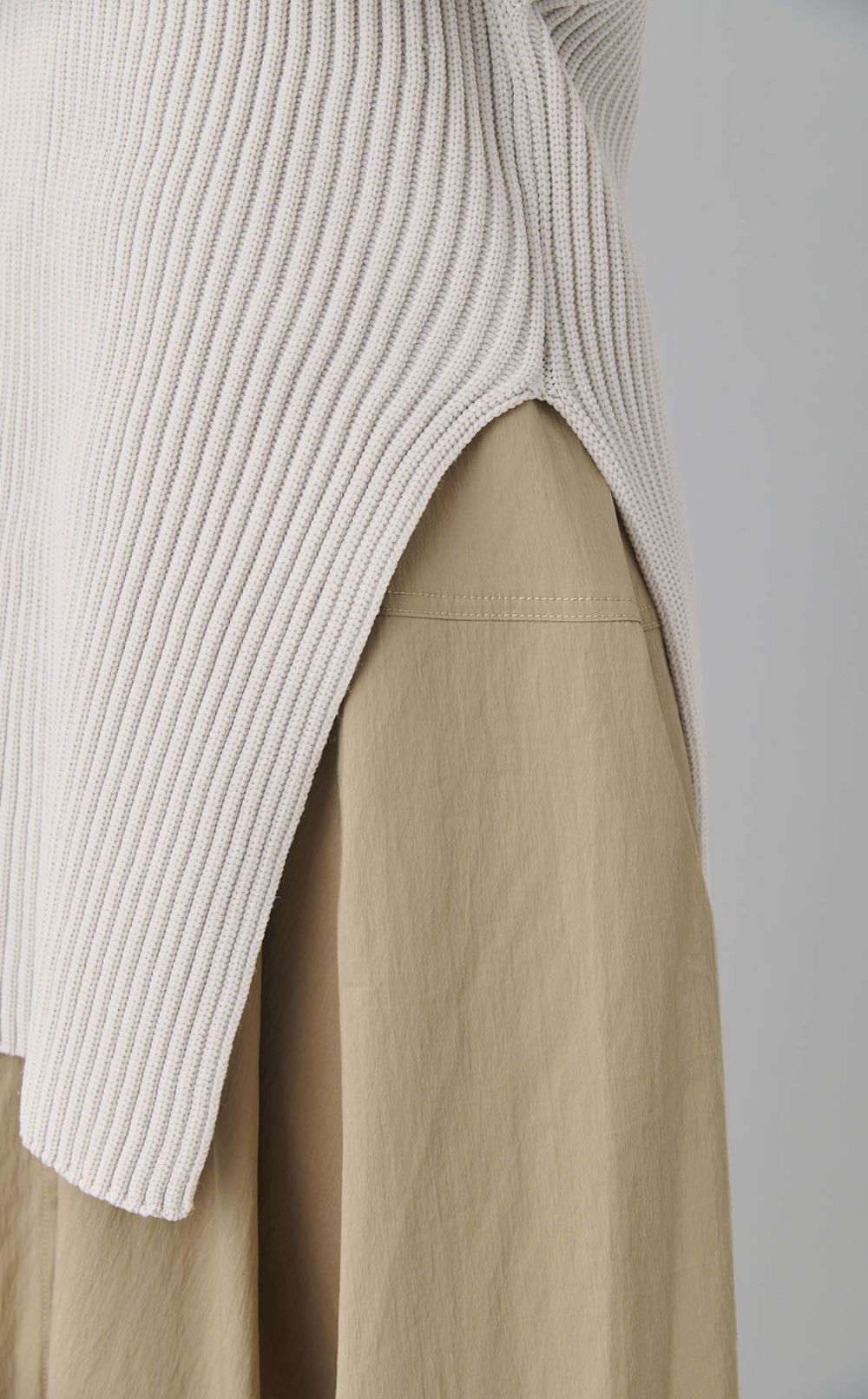 Vネックリブニットプルオーバー