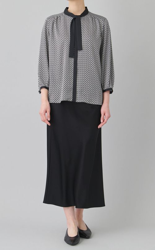 タックバイアスサテンスカート