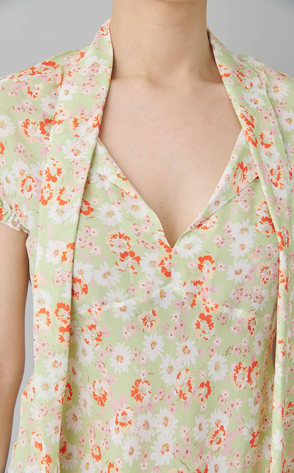 フラワープリントボウタイブラウス