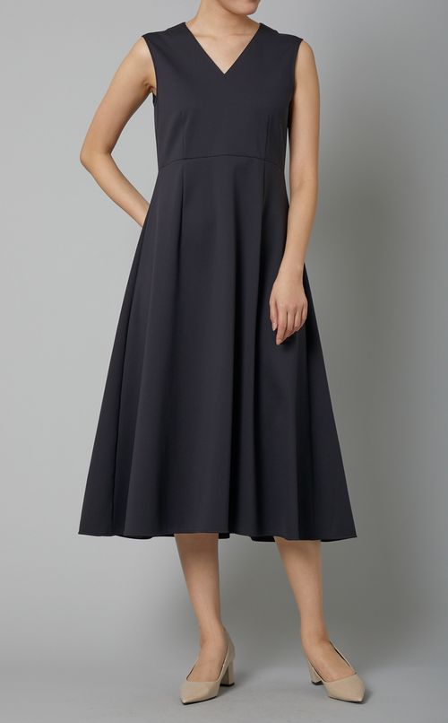 Vネックノースリーブワンピース