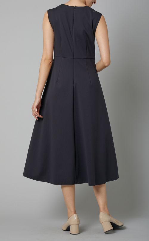 Vネックノースリーブワンピース