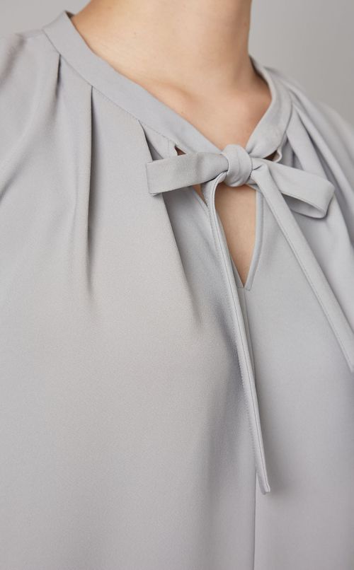 ボウタイフレンチスリーブブラウス