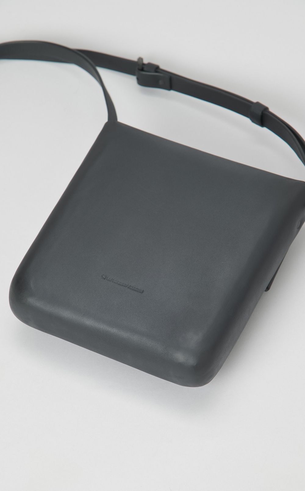 モールデッドショルダーポーチ