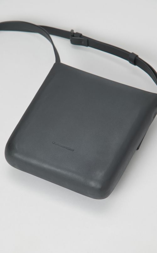 モールデッドショルダーポーチ