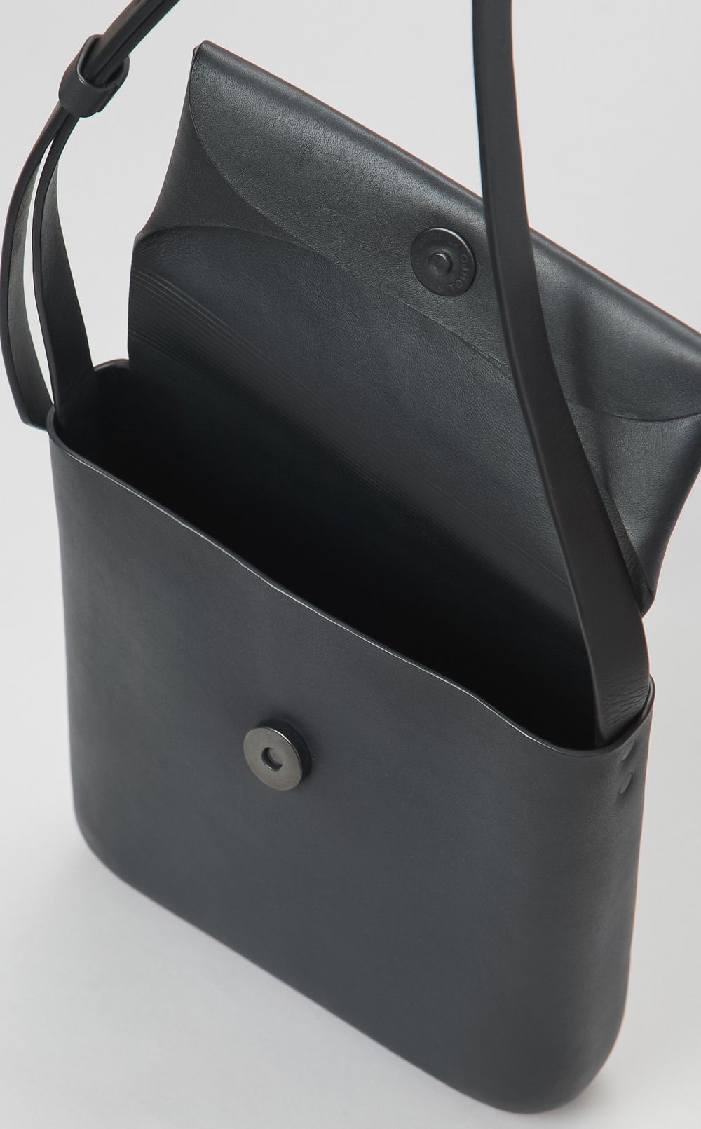 モールデッドショルダーポーチ