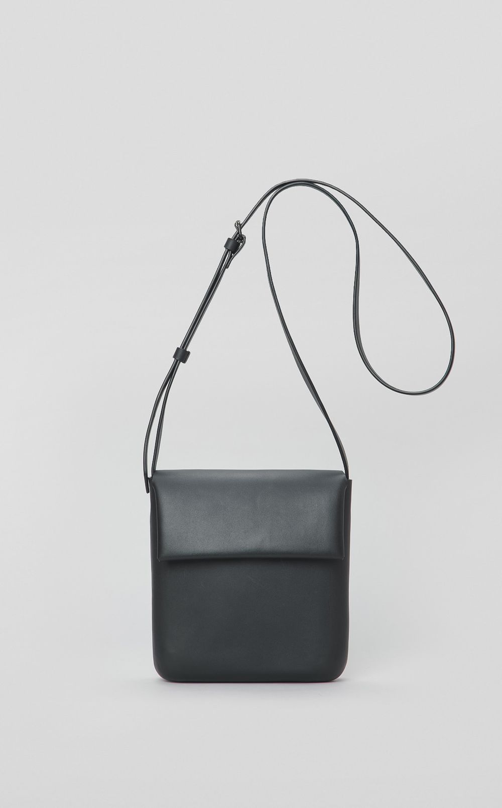 モールデッドショルダーポーチ