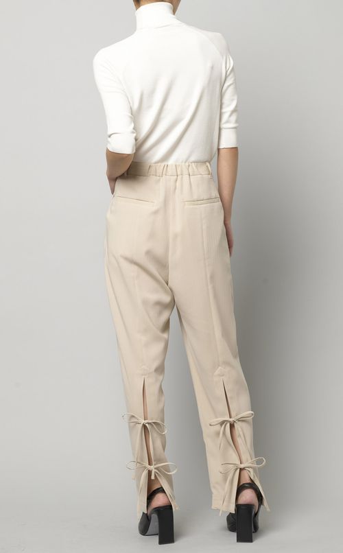 バックスリットテーパードパンツ