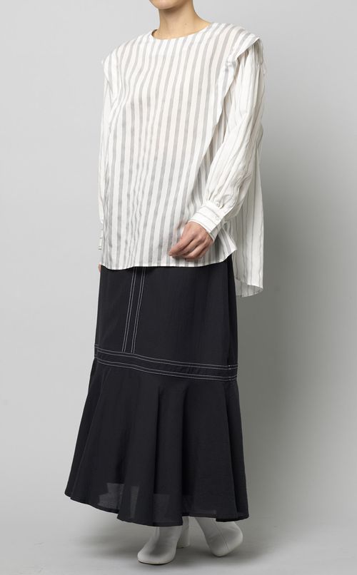 バックボタンストライプブラウス