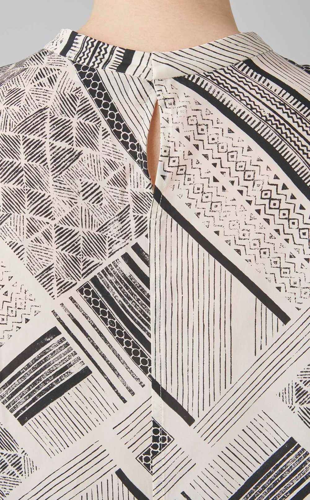 トライバル柄オーバーTシャツ