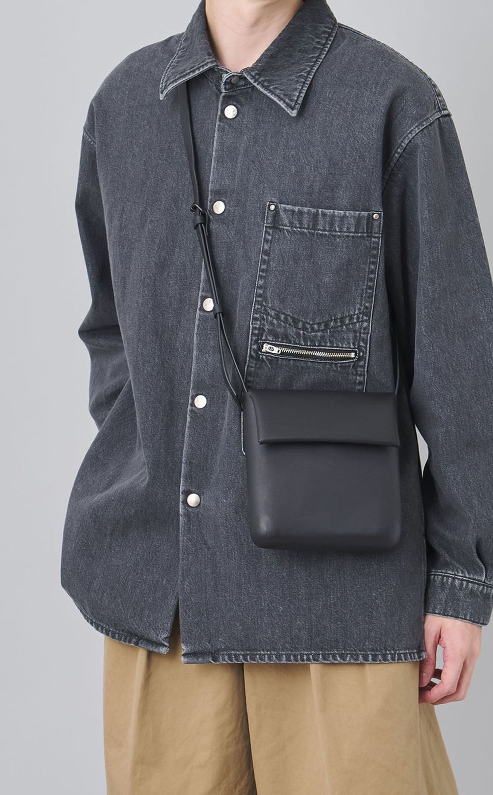 モールデッドショルダーポーチ