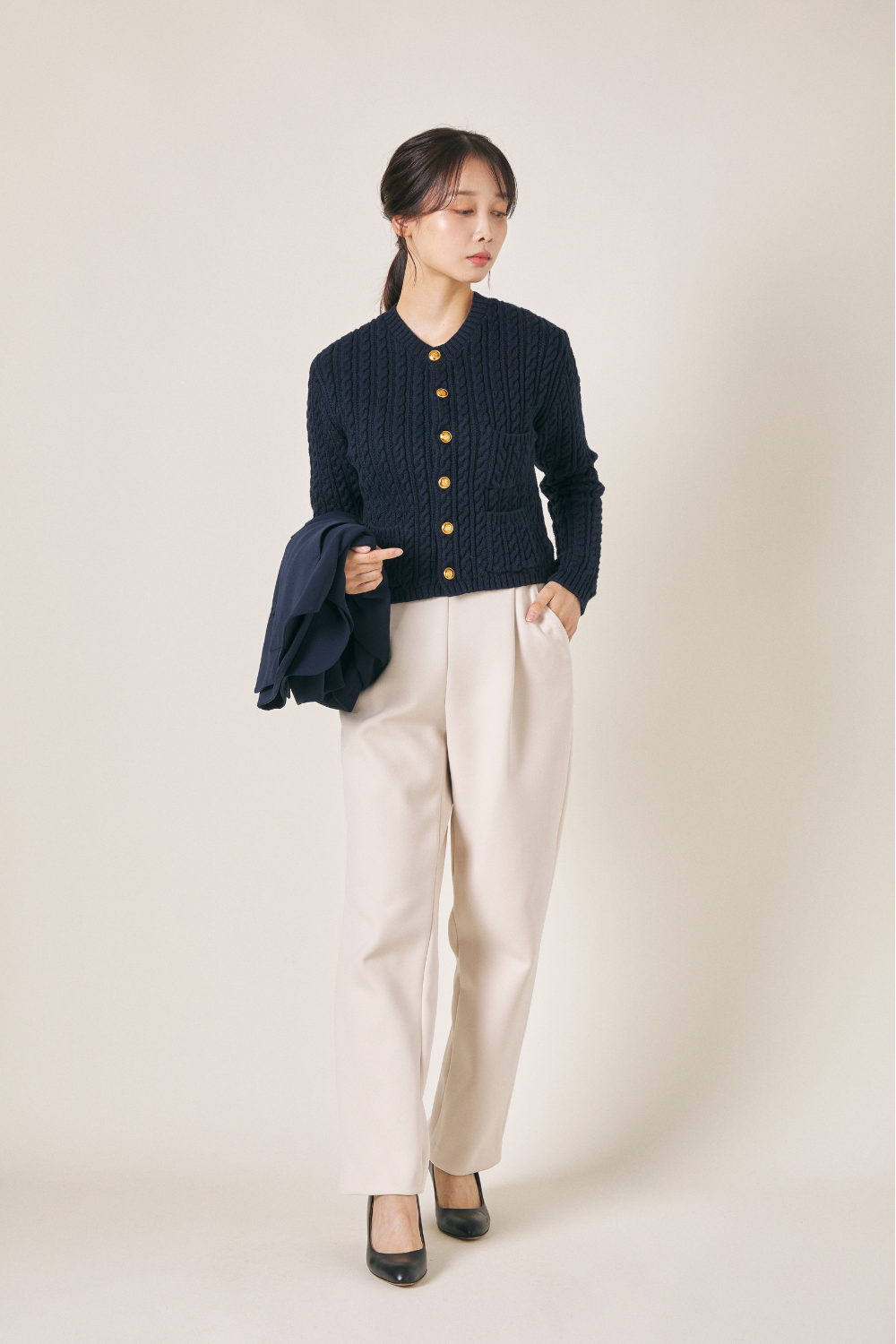 ネイビーの春ニットのおすすめコーディネート