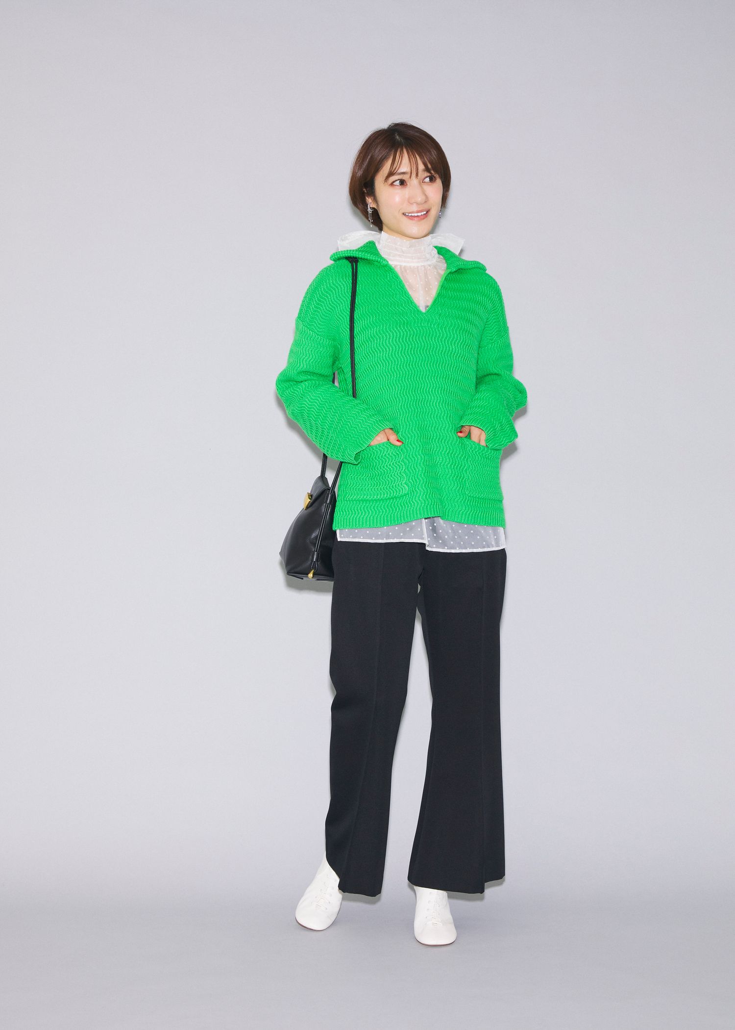 春ニットのレイヤードコーデ