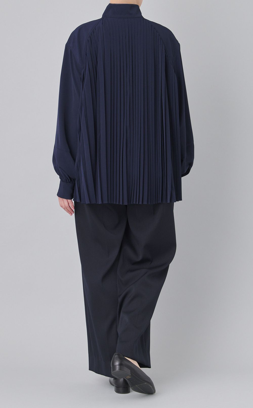 スタンドカラープリーツシャツ