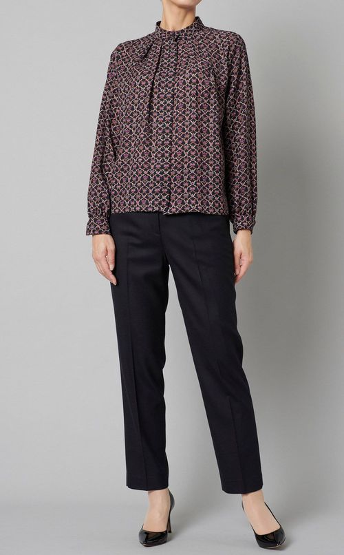 ロゴプリントスタンドカラーブラウス