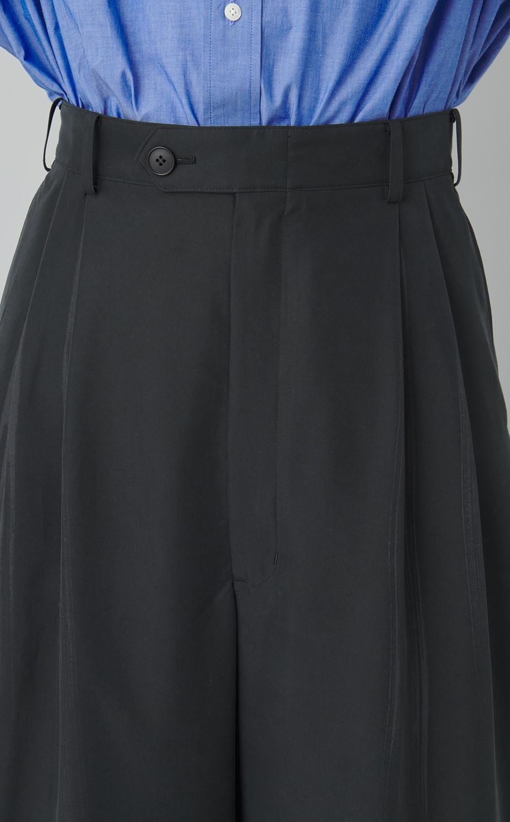 ドローイングタックパンツ