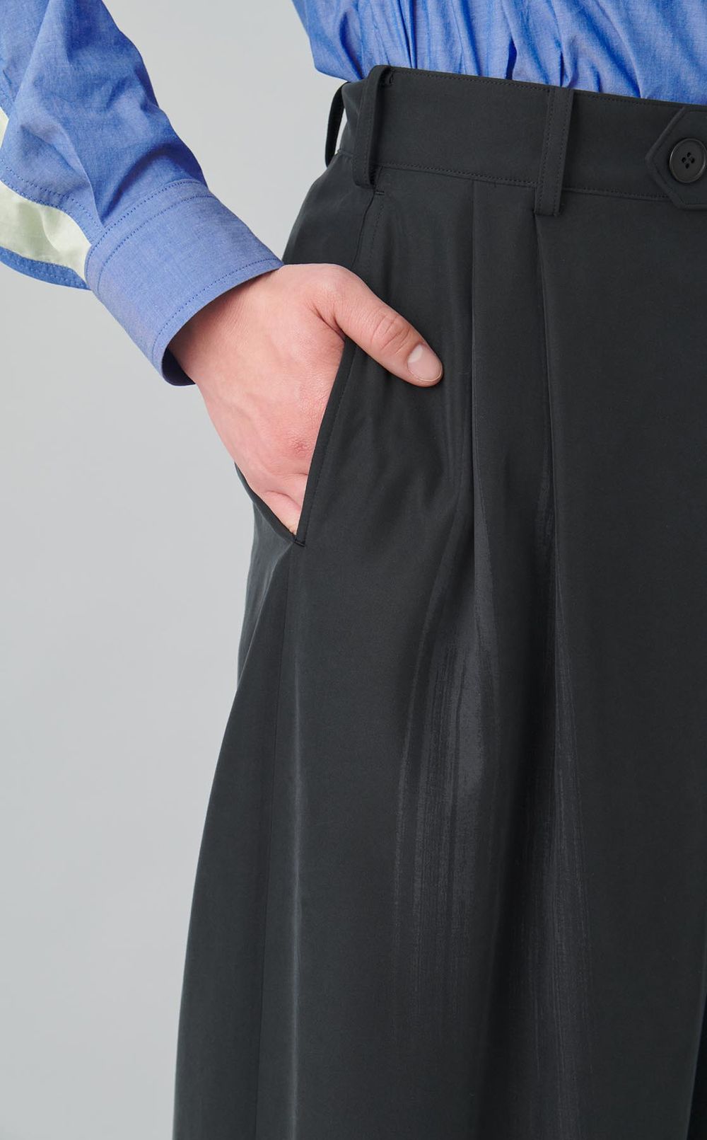 ドローイングタックパンツ