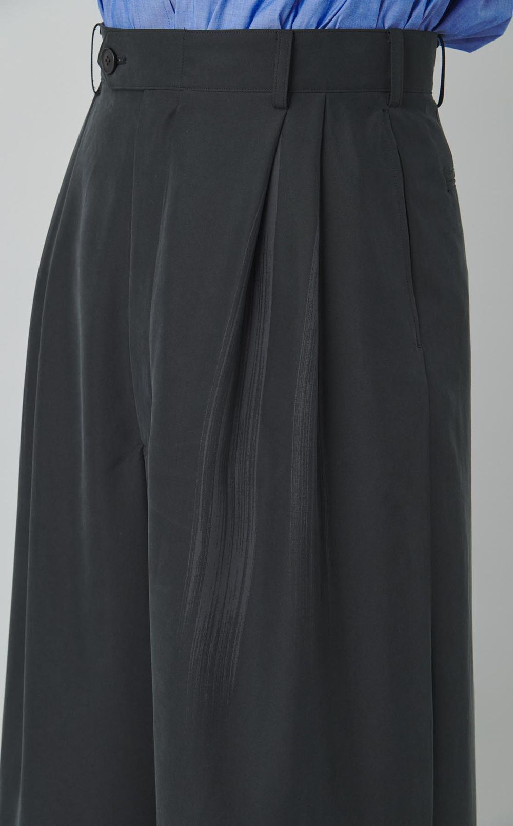 ドローイングタックパンツ