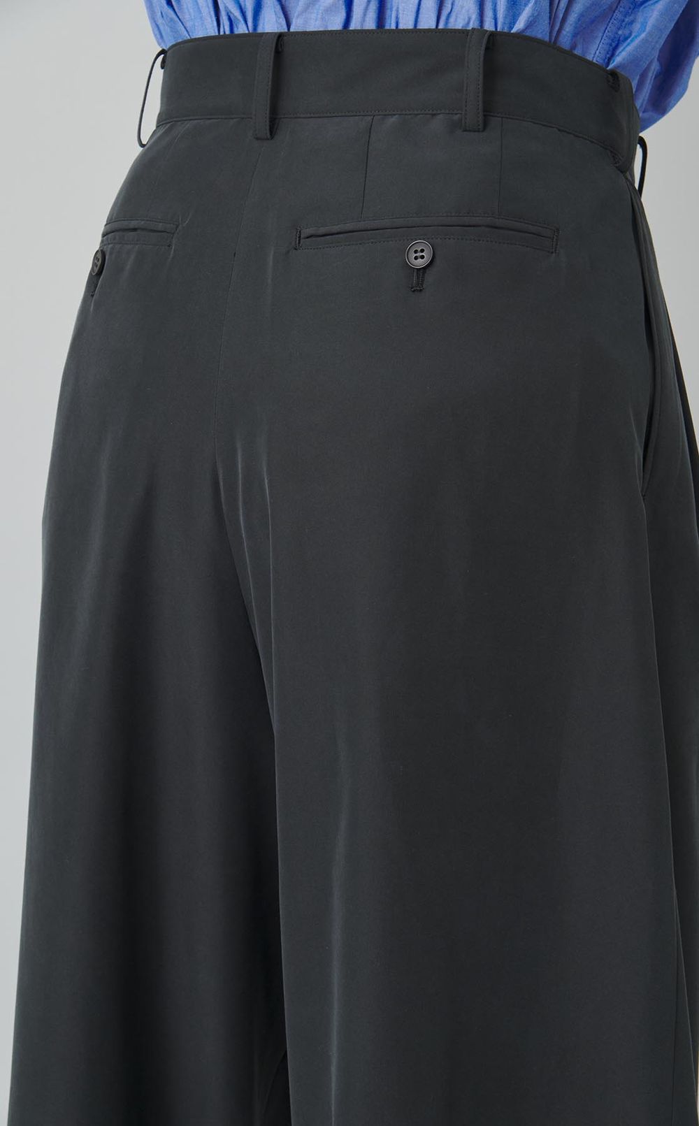 ドローイングタックパンツ