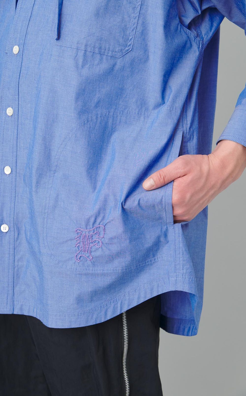 フーデッドシャツ