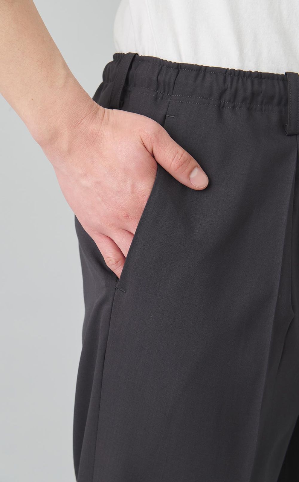 タックテーパードイージーパンツ