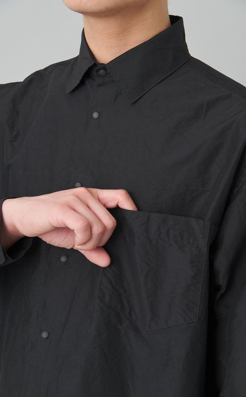 スナップボタンシャツ