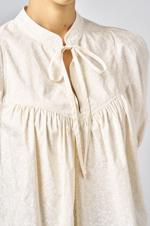 ホワイトフラワーパフスリーブシャツ