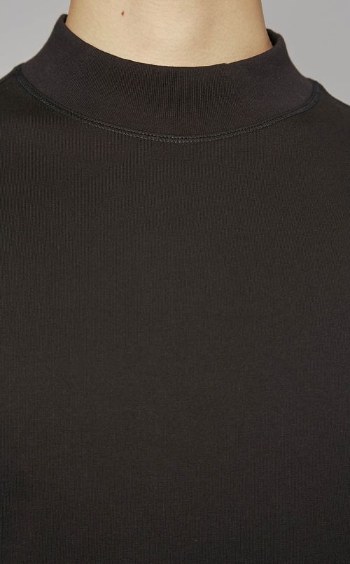 モックネックTシャツ