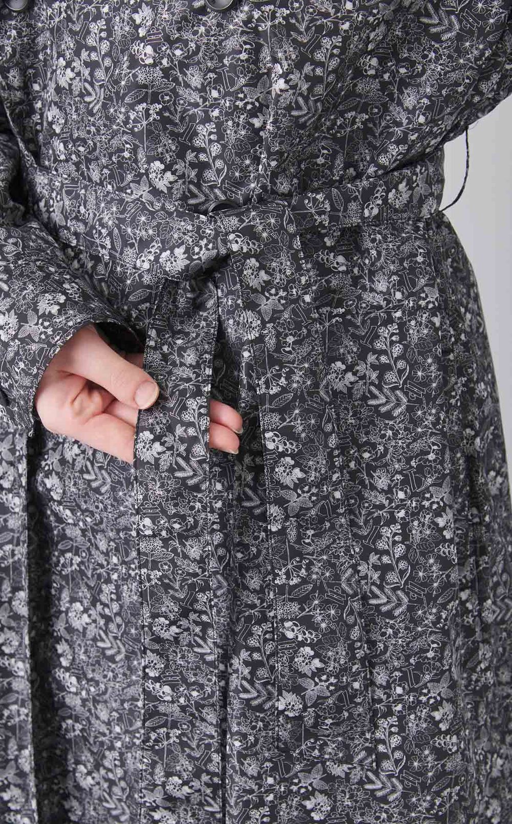 モノクロプリントナイロントレンチコート