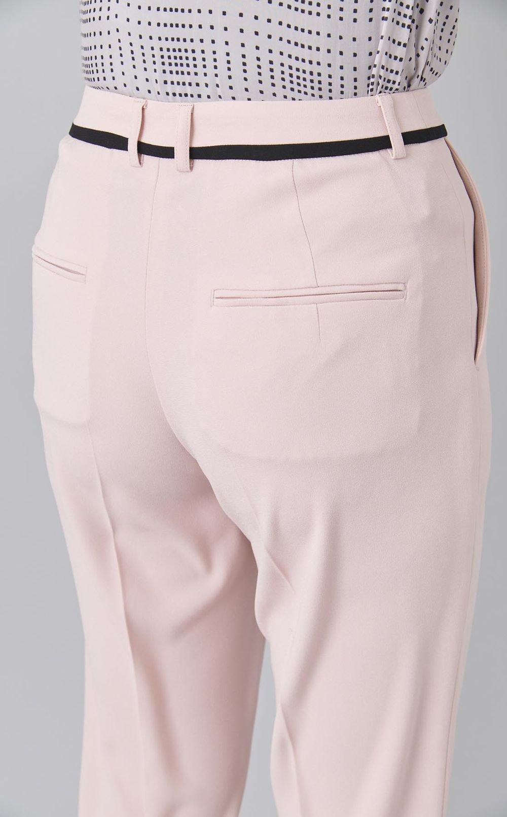 テーパードパンツ