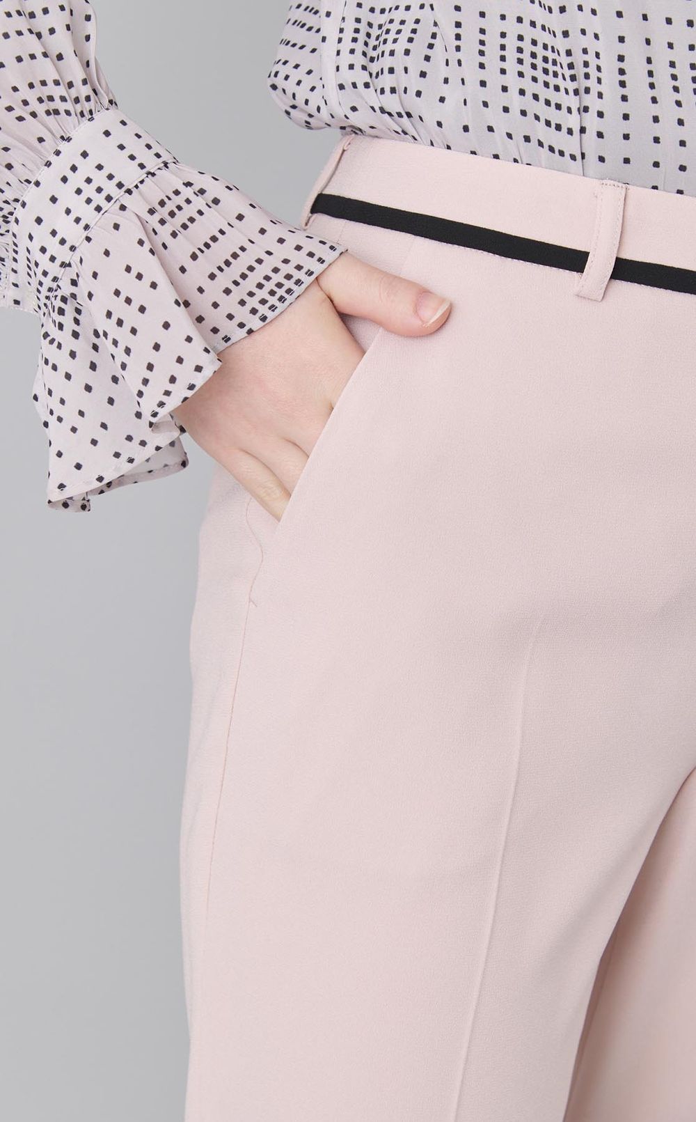 テーパードパンツ