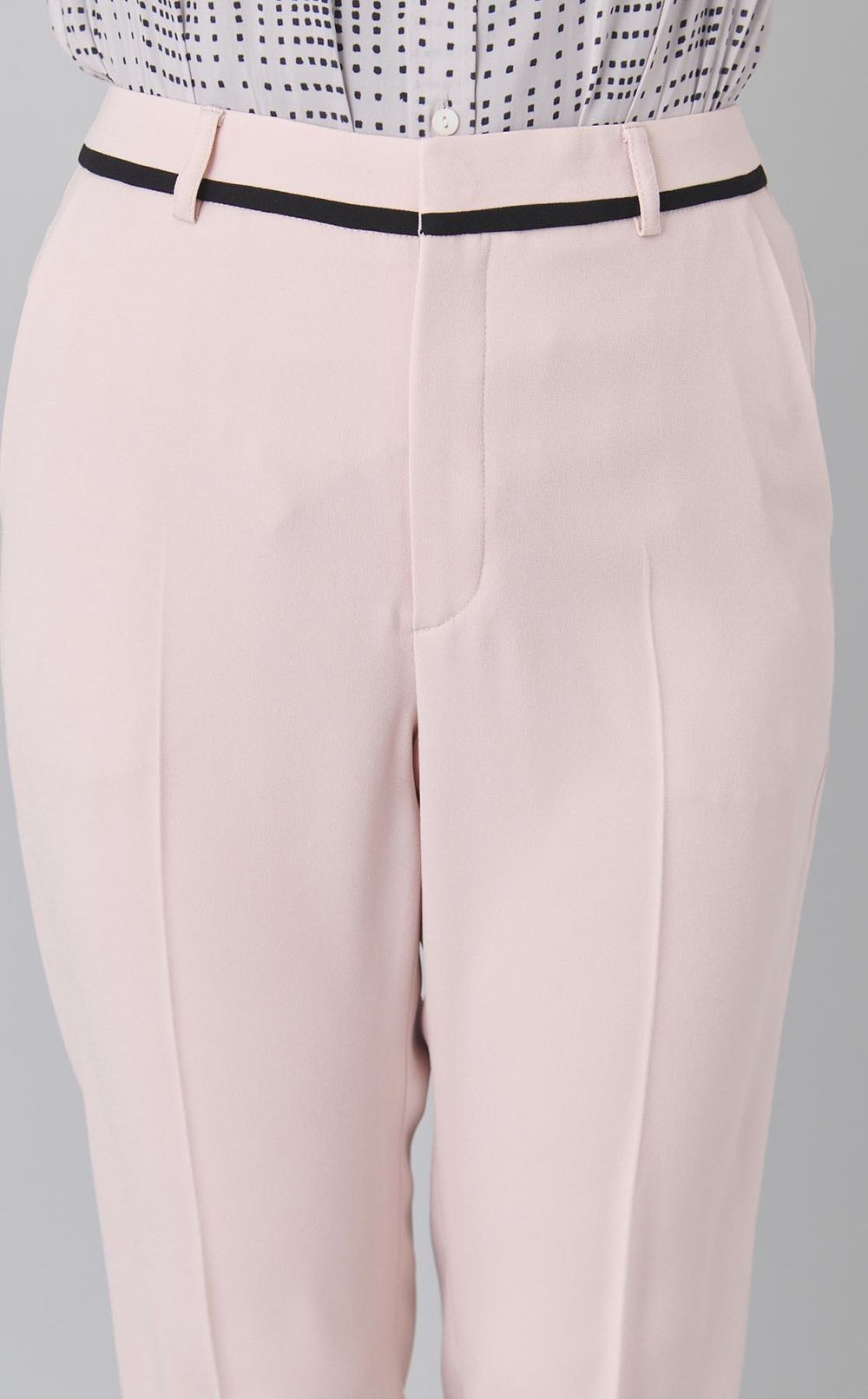 テーパードパンツ