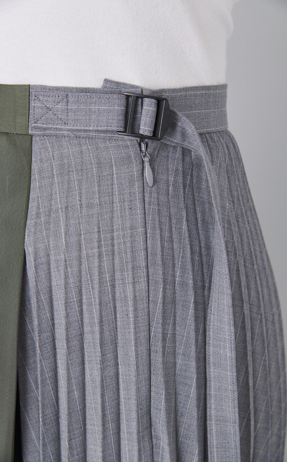 ストライプサテンプリーツスカート