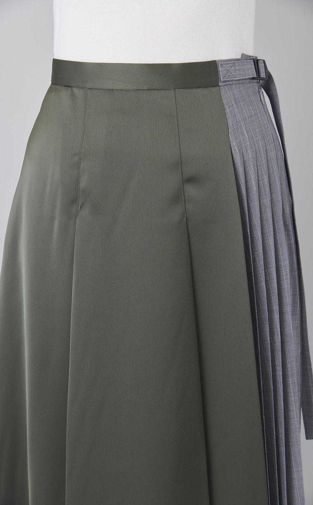 ストライプサテンプリーツスカート