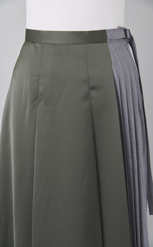 ストライプサテンプリーツスカート