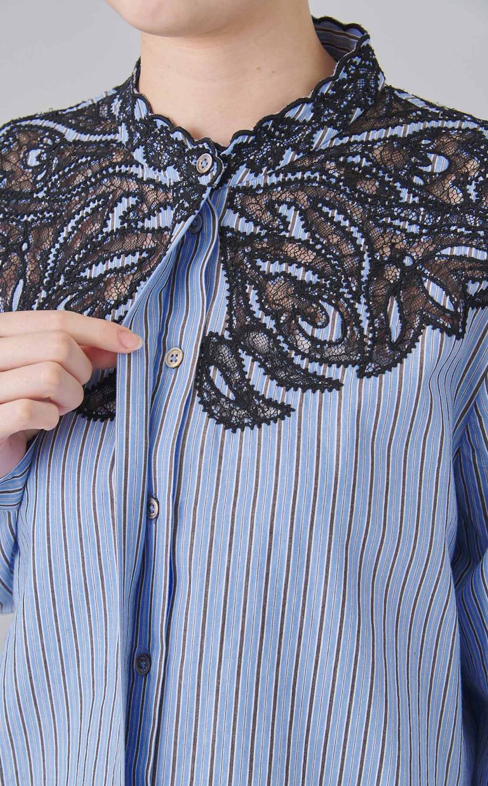 コットンストライプレースモチーフシャツ