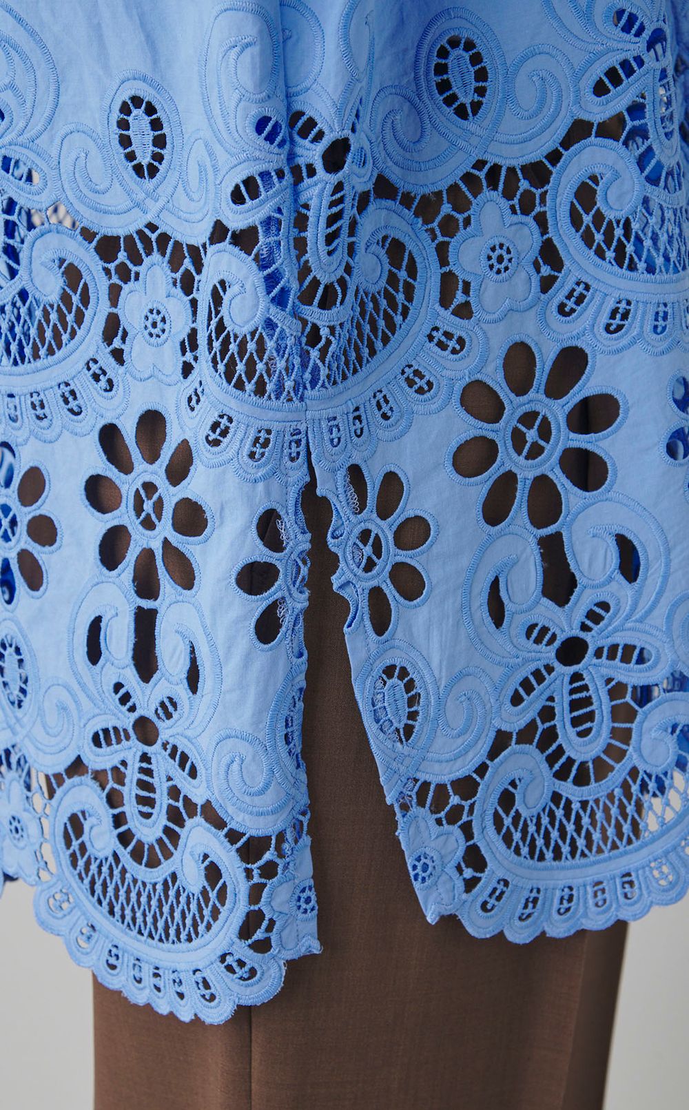 ヘムエンブロイダリーネクタイシャツ