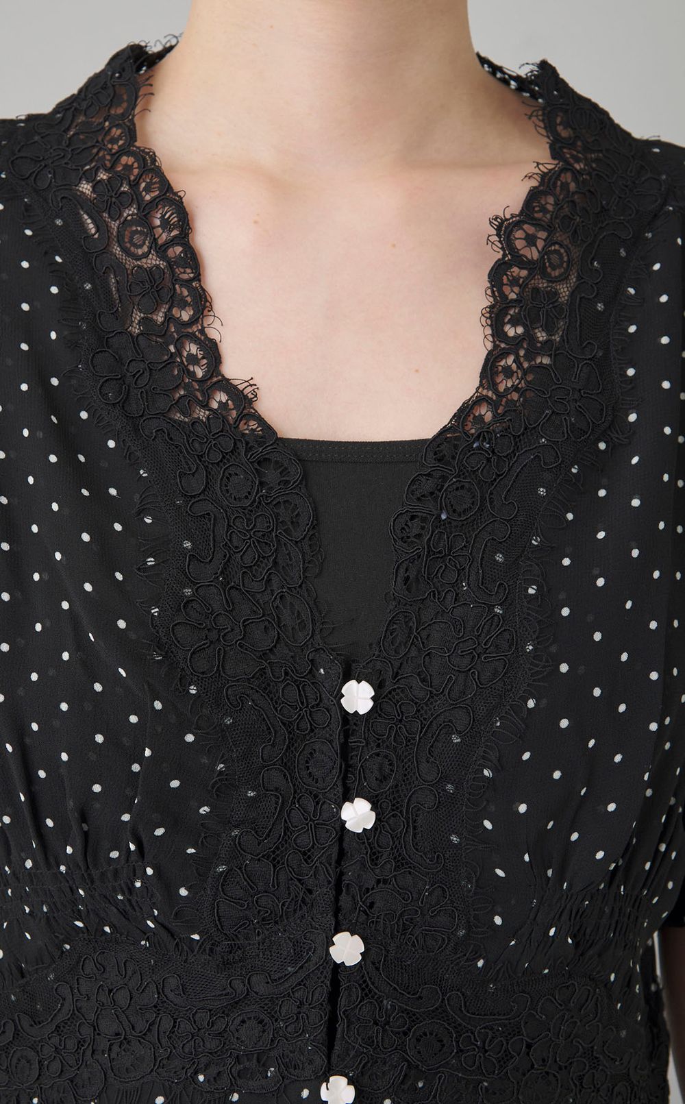 ドットレースVネックワンピース