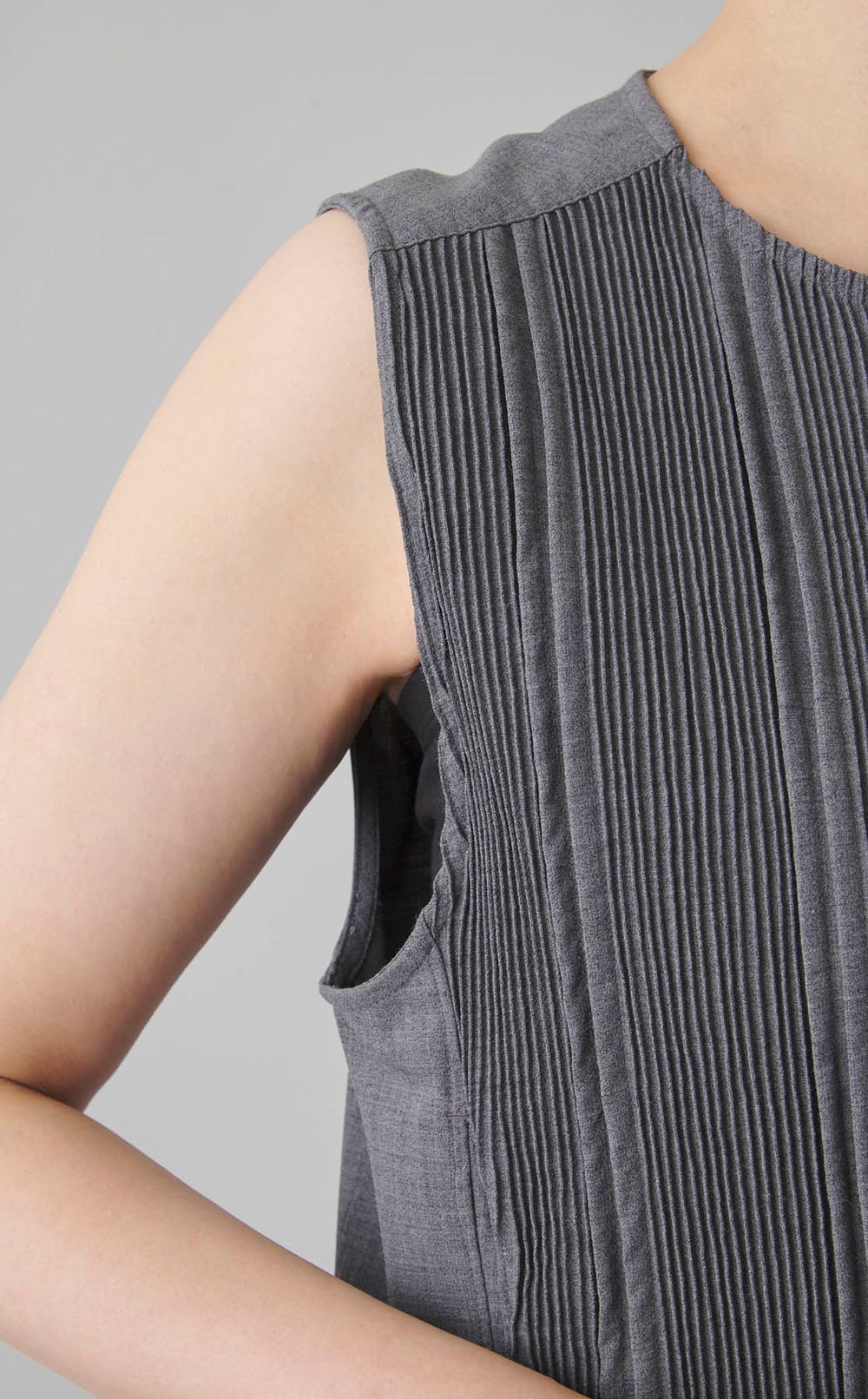 コットンタックノースリーブブラウス