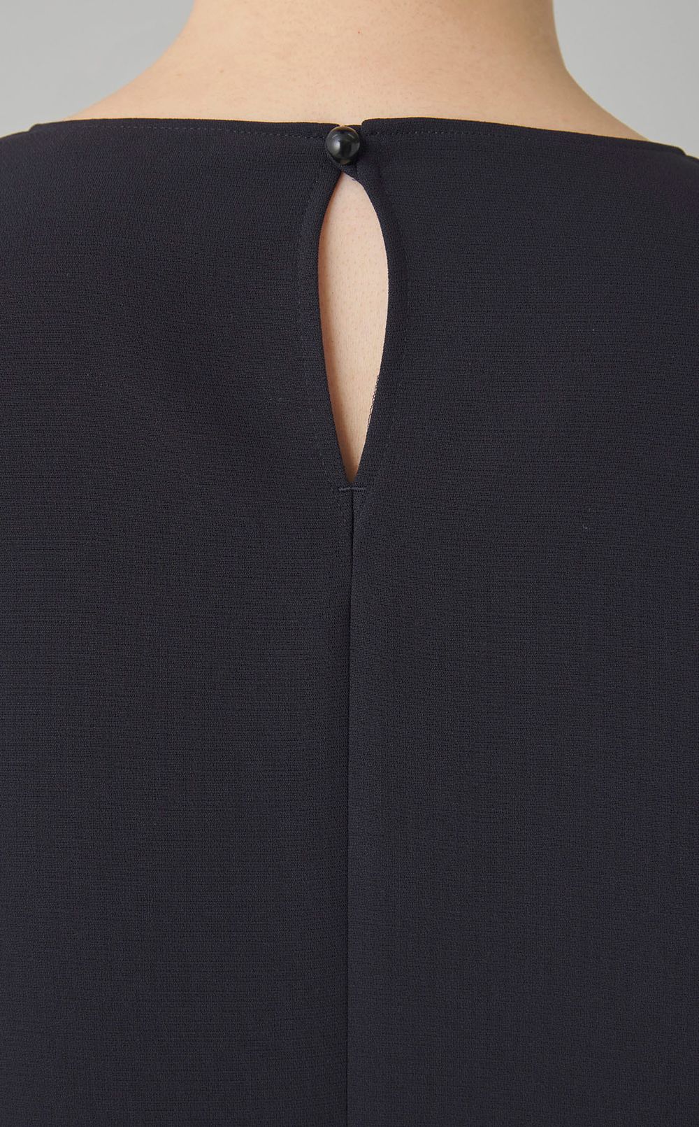 クルーネックコンパクトブラウス