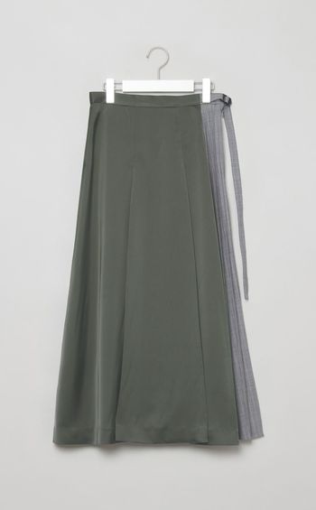 ストライプサテンプリーツスカート