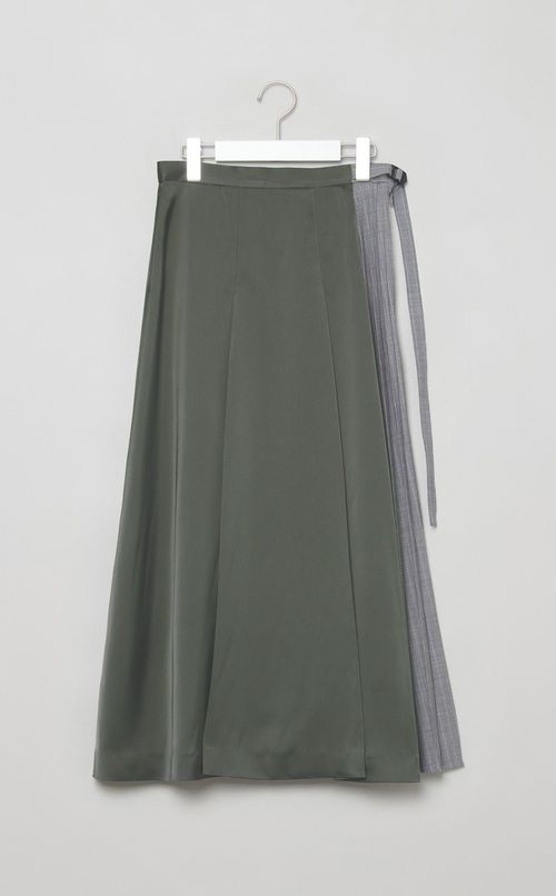 ストライプサテンプリーツスカート