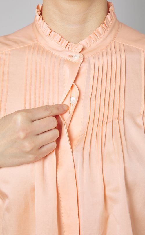 サテンピンタックギャザーブラウス