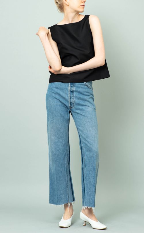 リトルブラックノースリーブブラウス