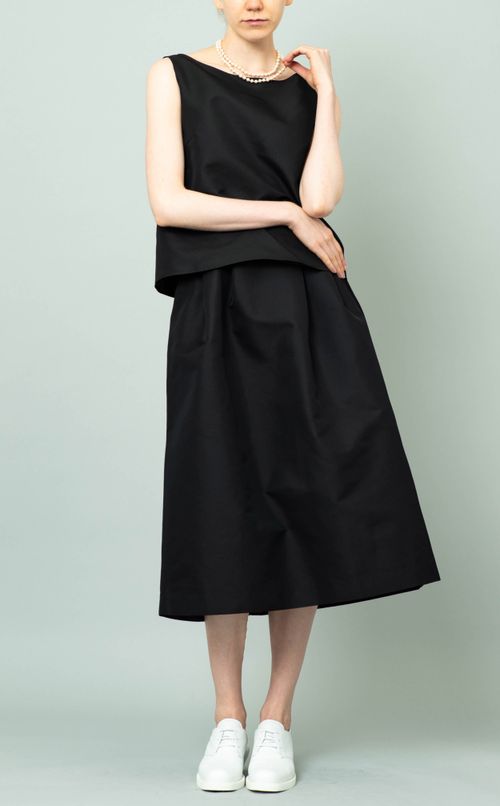 リトルブラックノースリーブブラウス