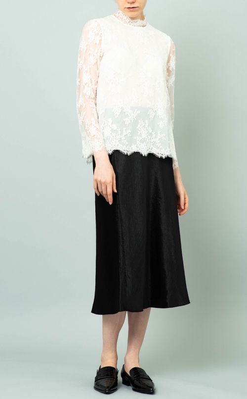 サテンミディスカート