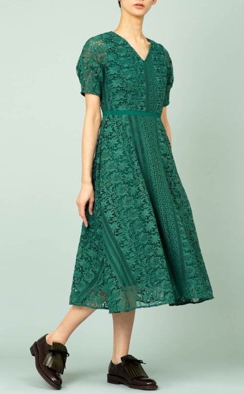 Vネック刺繍ワンピース