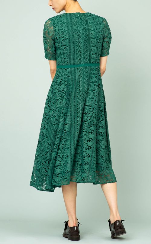 Vネック刺繍ワンピース