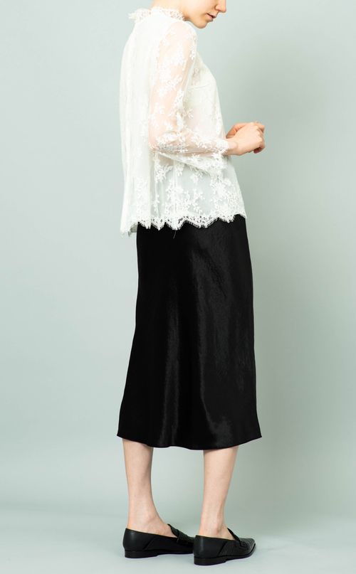 サテンミディスカート