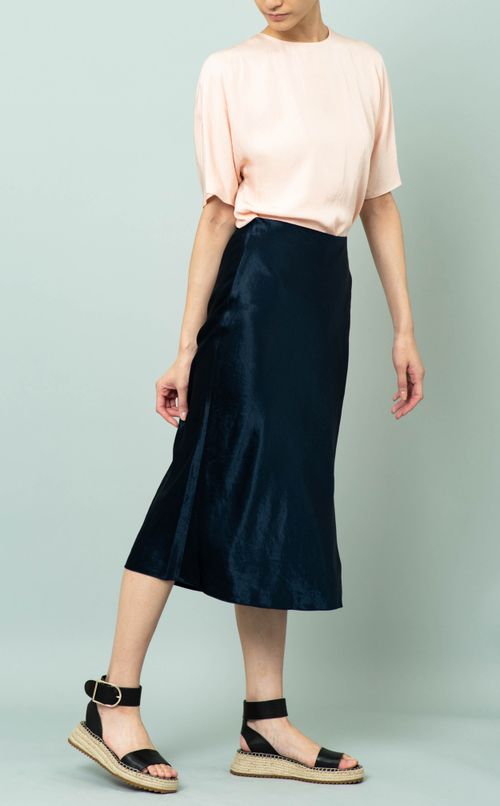 サテンミディスカート