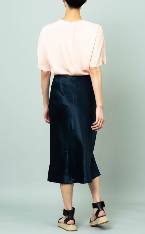 サテンミディスカート